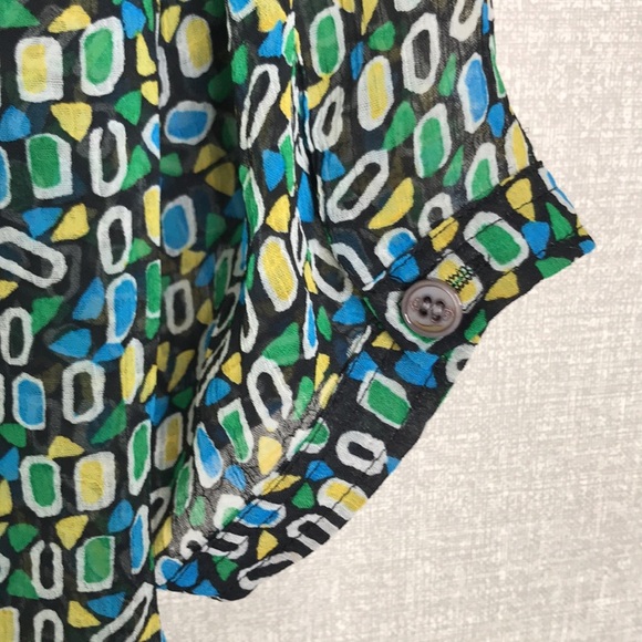 Turo by Vince Camuto Green and Black Geometric Print Hi-Lo  Shear Pop Over Top - Picture 7 of 7